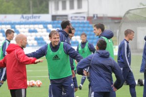 Mads Nørby Madsen i diskusjon med dommer og assistenttrener Roger Risholt. 