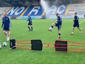 Teo Hansen fikk en trening med Arendal Fotballs A-lag i konfirmasjonsgave forrige helg. Fredag var han derfor med som forsterkning på økta.