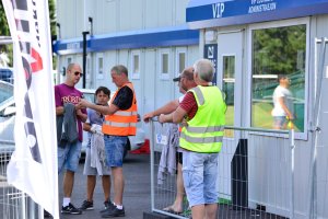 Publikum på vei inn på stadion.