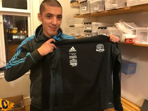 Youcef Johansen viser frem noe av treningstøyet Arendal skal bruke i år, etter at adidas er blitt ny samarbeidspartner.