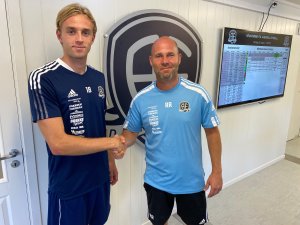 Arendal-trener Roger Risholt ønsker Sander Marthinussen velkommen til Arendal Fotball.