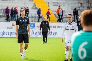 Mattias Andersson går skuffet av banen.