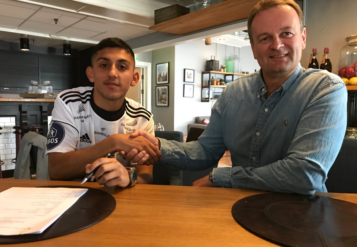 Geir Fone ønsker Adnan Mohammad velkommen til Arendal Fotball.