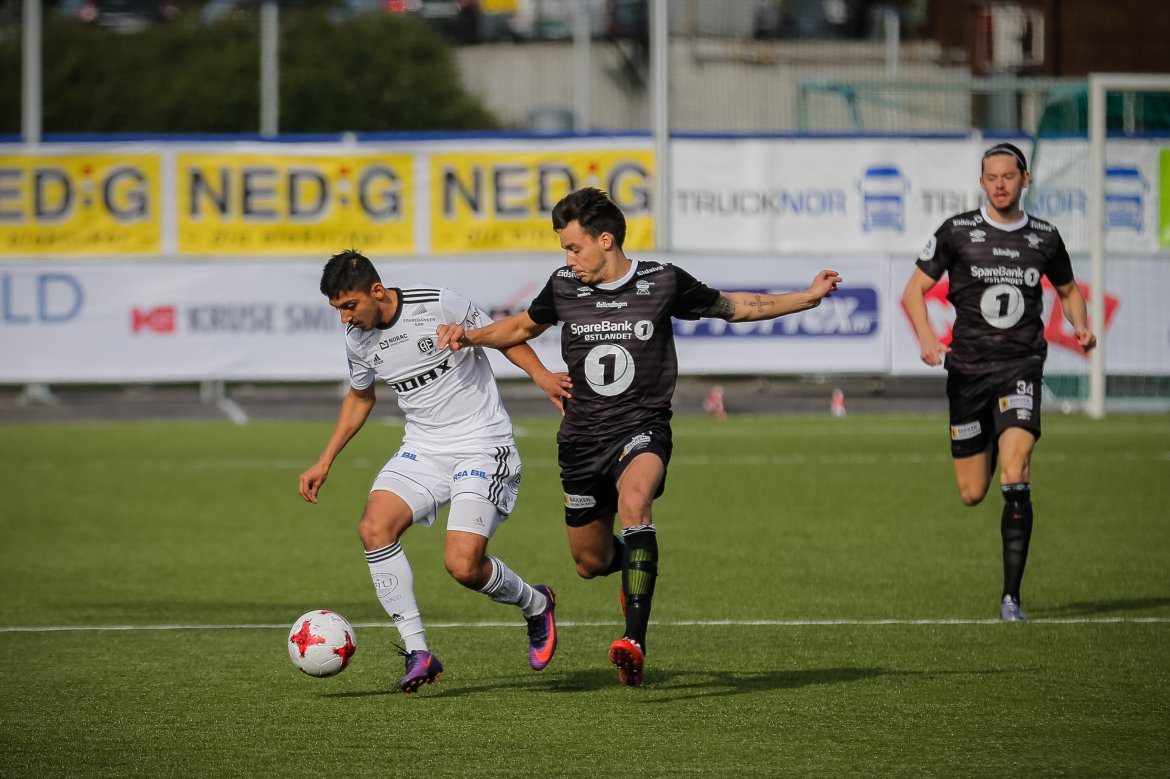 Adnan Mohammad i duell med Elverum-spiller.