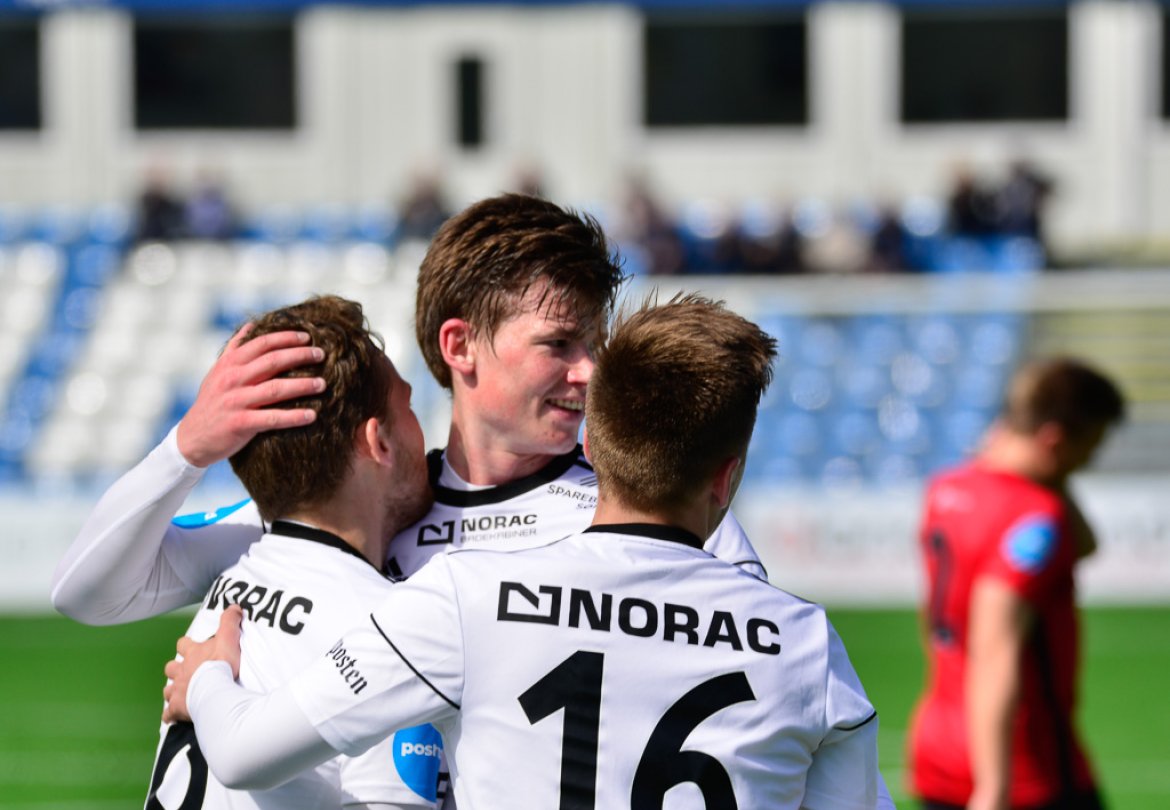 Preben Skeie og Kim Kvaalen gratulerer Rasmus Lynge Christensen etter scoring mot Stjørdals-Blink.