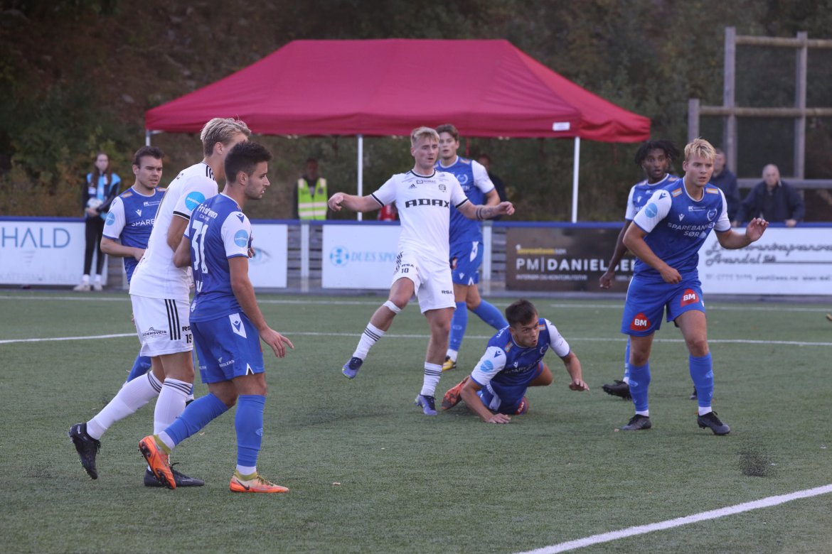 Sebastian Remme Berge følger ballens vei mot mål.