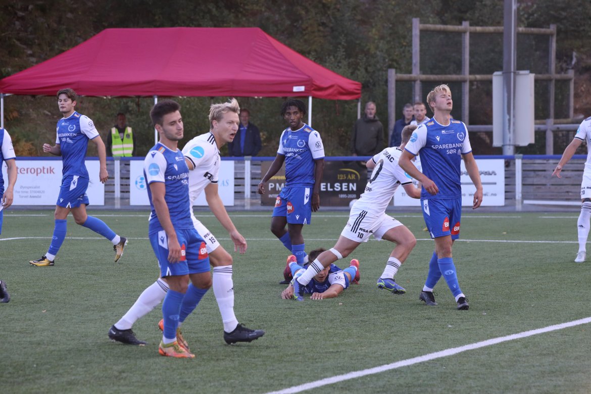 Målscoreren løper jublende - mens Fløy-spillerne innser at nullen sprakk der og da.