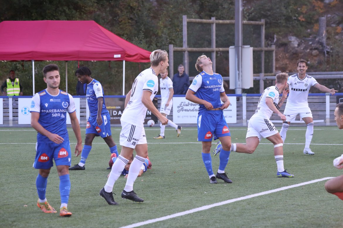 Fløy-fortvilelse. Arendal-jubel.