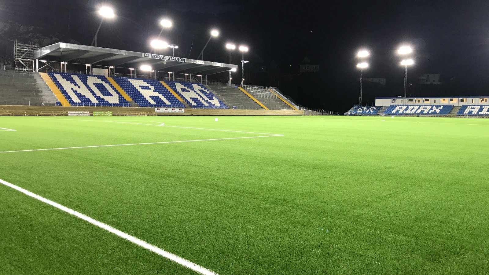 Flomlys på Norac stadion.