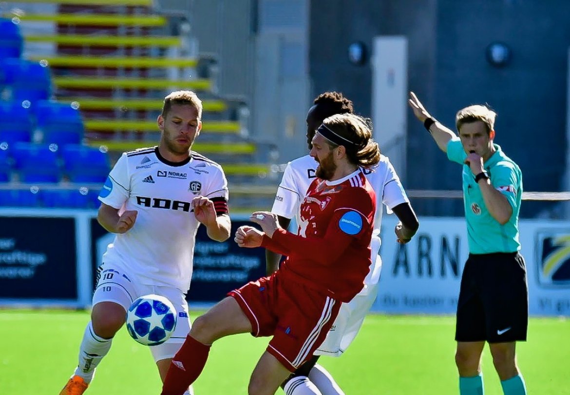 Jakob Rasmussen og Pape Paté Dioiuf demmer opp for Vidar.