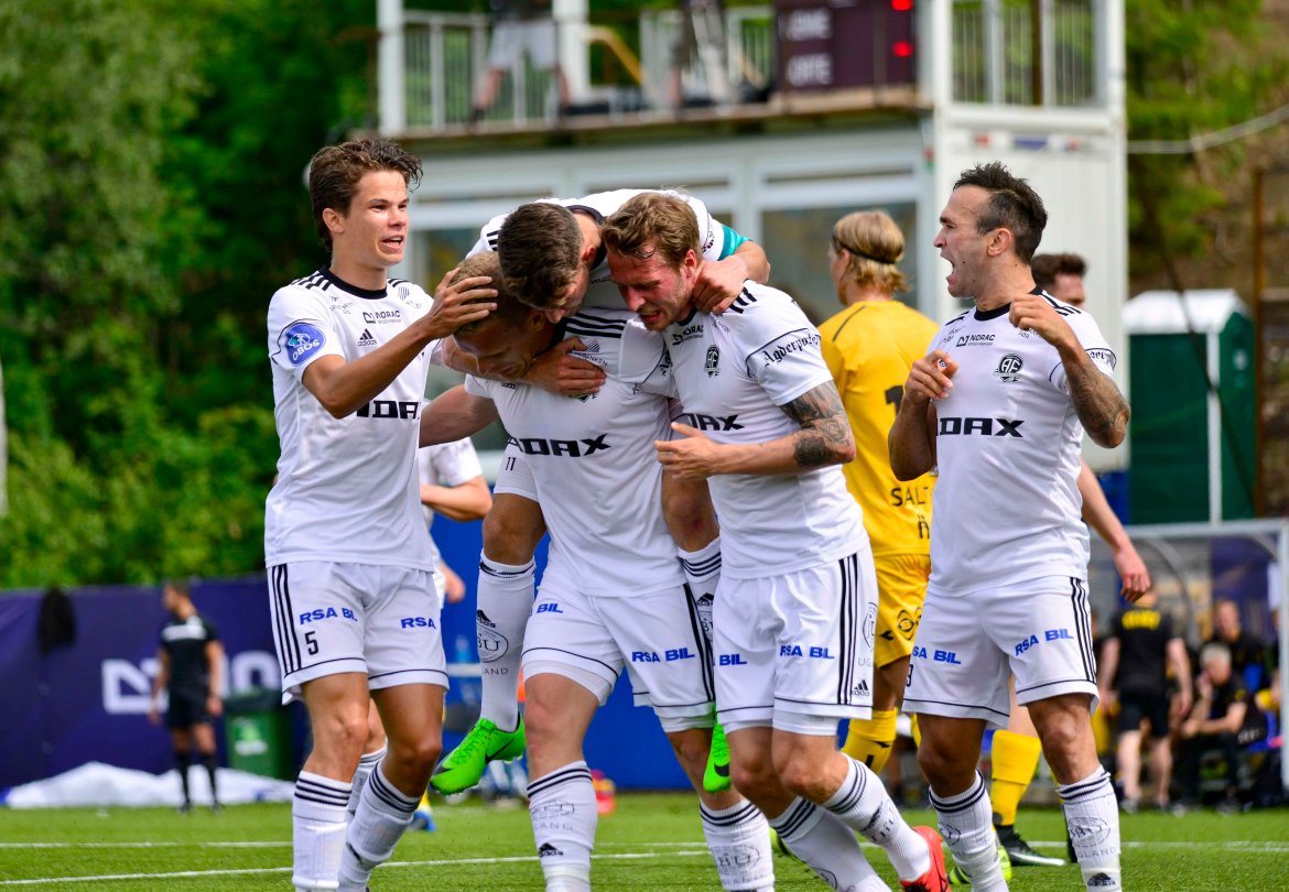 Jakob Rasmussen gratuleres etter å ha gitt Arendal 1-0 på straffespark.