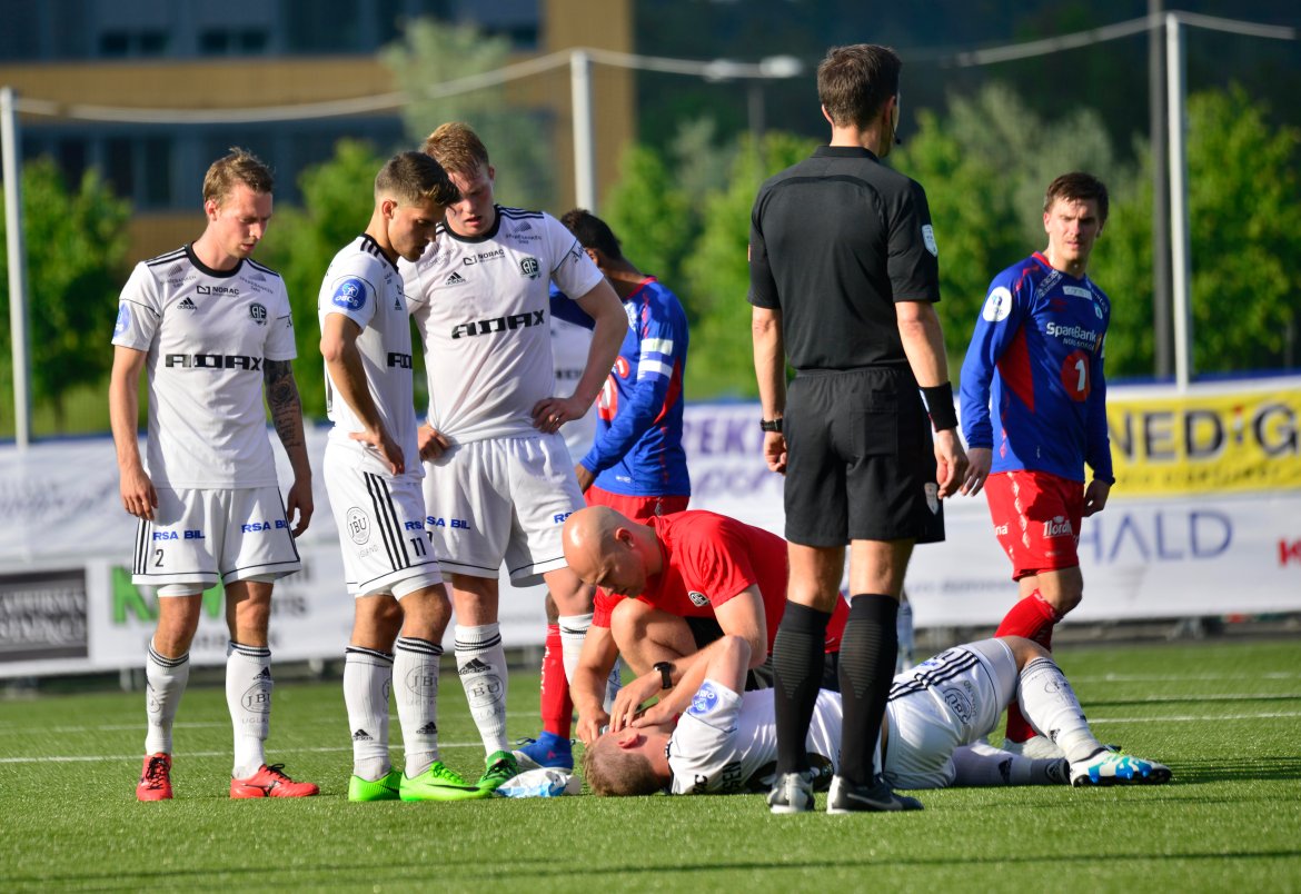 Jakob Rasmussen har fått seg en smell i hodet, men kommer seg på beina igjen.