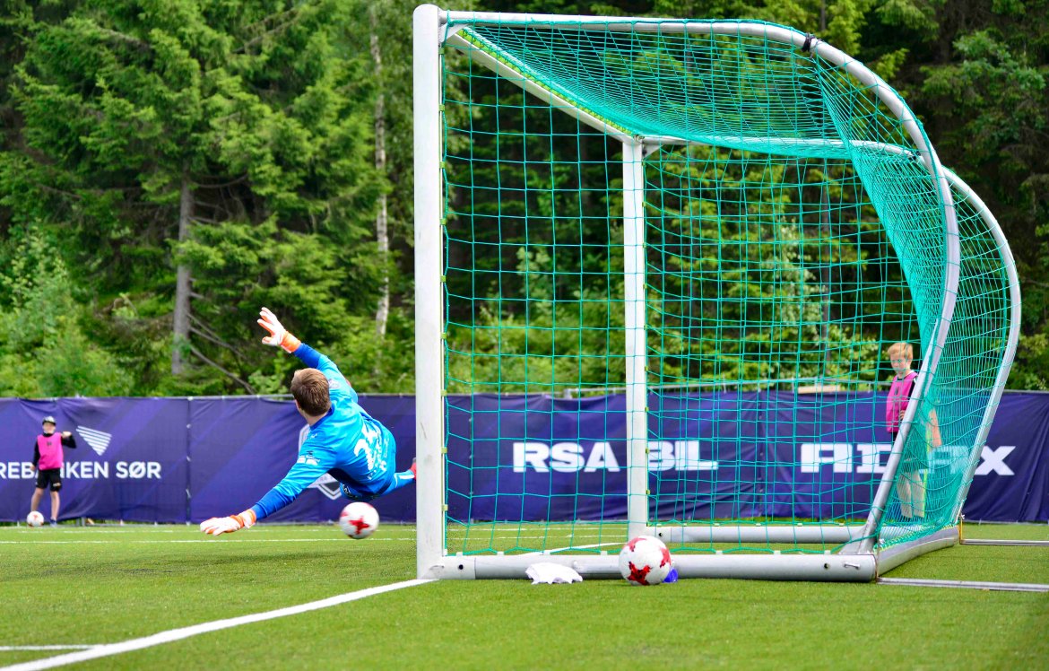 Keeper mot venstre, skuddet mot høyre. Her setter Jakob Rasmussen inn 1-0 på straffespark.