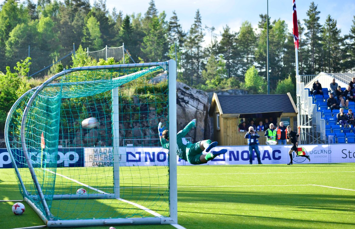 Frispark fra Jakob Rasmussen. Så vakkert. Så sjanseløst for keeper.
