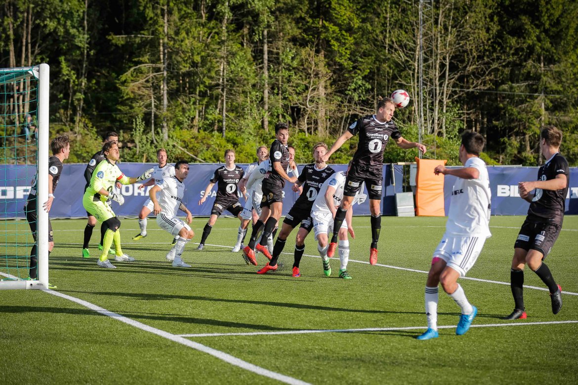 Høye baller ble som regel headet ut av Elverum-forsvaret.