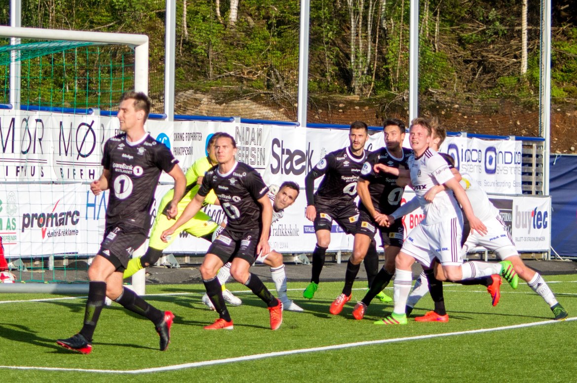 Knallhard kamp om ball og rom!