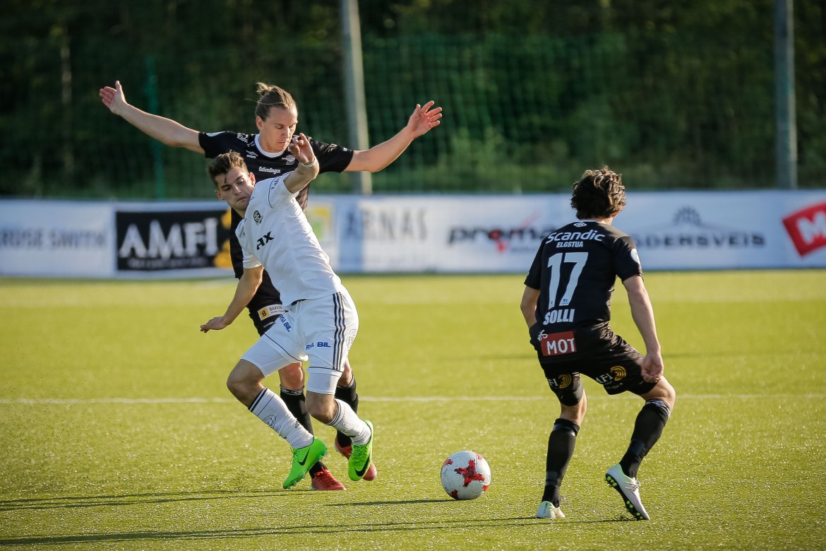Ylldren Ibrahimaj forsøker å skape seg rom mot Elverum.