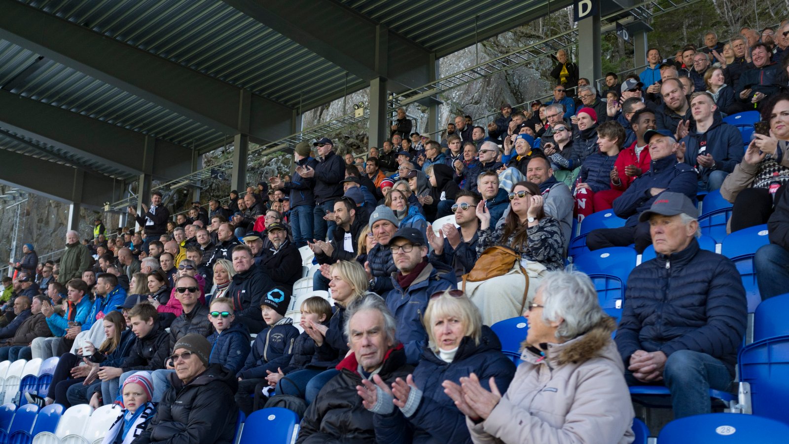 Publikum på Norac stadion.