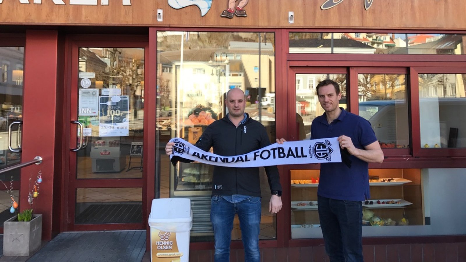 Markus og Peder Jørgensen er stolte representanter for Baker Jørgensen - og stolte over at Arendal Fotball nå har tatt steget opp i norsk toppfotball!