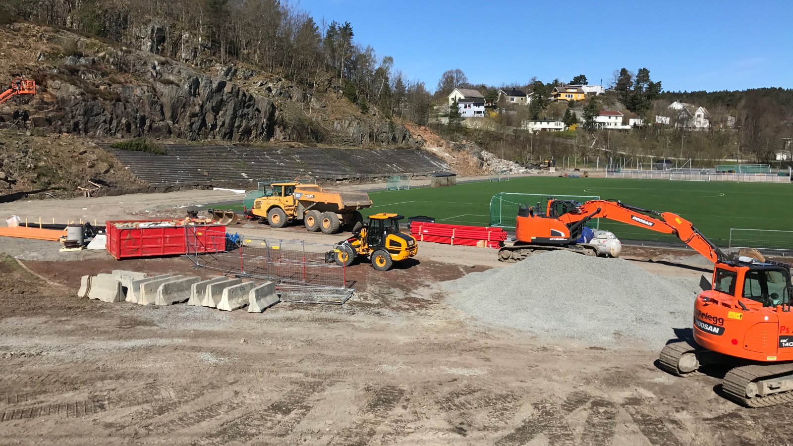 Anleggsarbeidet på Bjønnes som skal føre til oppgraderingen til Norac stadion er godt igang.