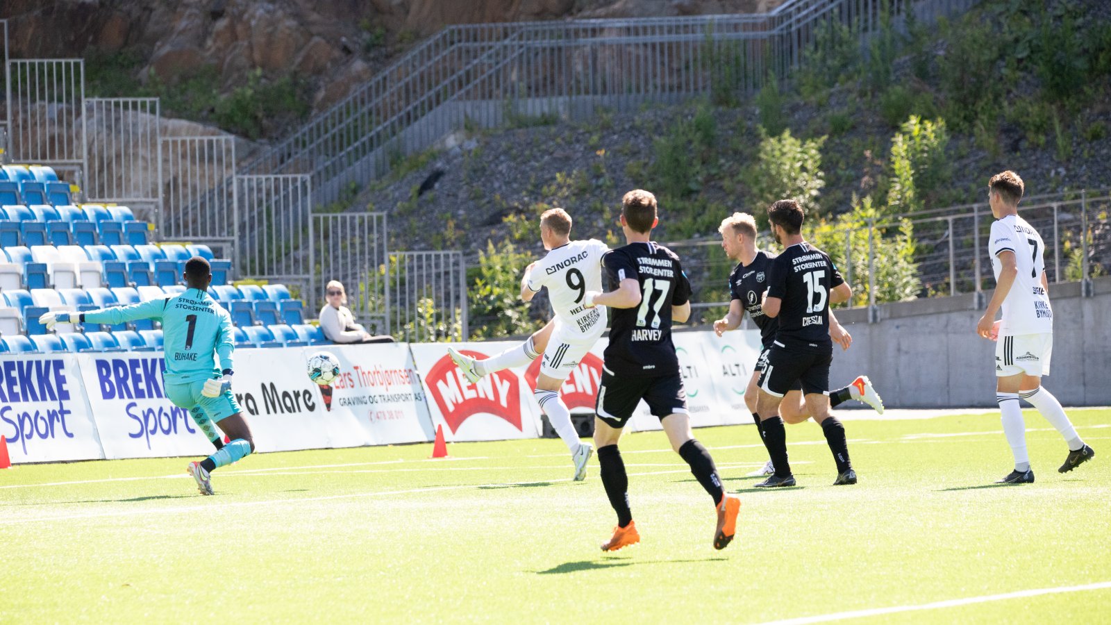 Andreas Hellum setter inn 1-0 mot Strømmen 18. juni 2022.