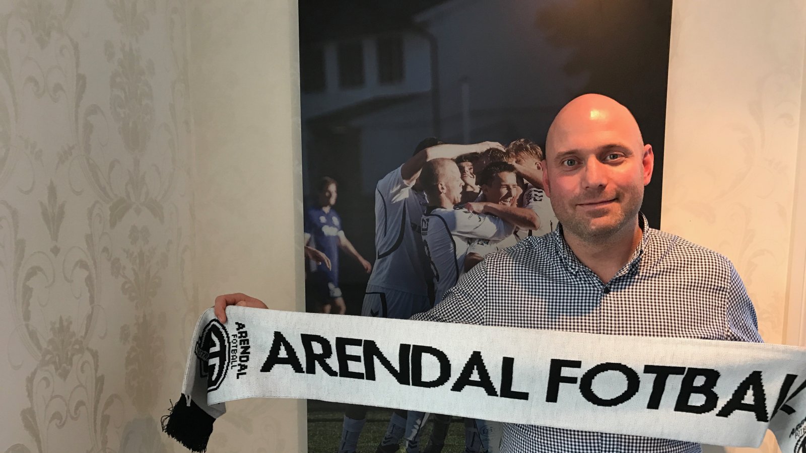 Markedssjef Emil Tungehaug og NorEngros Gustav Pedersen har samarbeidet med Arendal Fotball i to sesonger allerede. - Det har vært et eventyr å følge på nært hold, sier han.