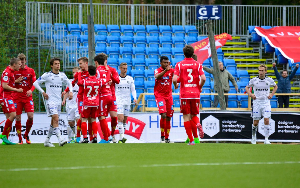 Levanger jubler. Arendal fortviler.