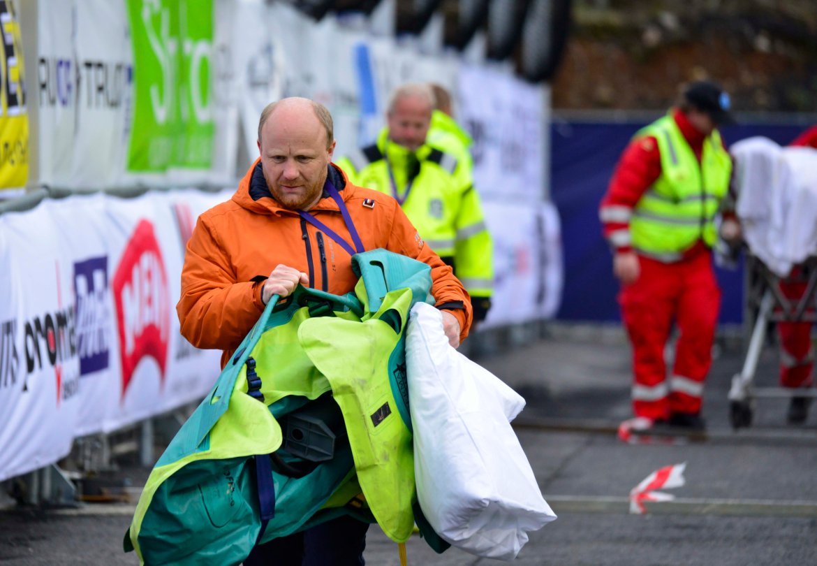 Lege Geir Noraberg måtte assistere den skadde Levanger-spilleren.