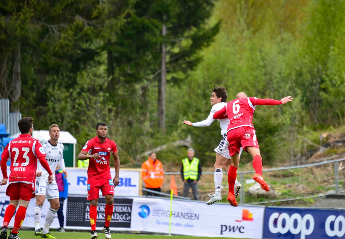 Tobias Henanger i duell med Levangers Joachim Wrele.