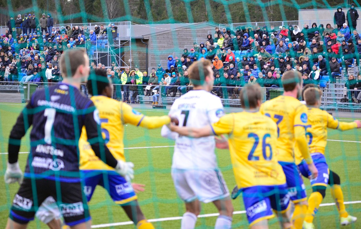 Petar Rnkovic pakkes godt inn av Jerv-forsvarere i treningskampen på Myra rett før seriestart. Lørdag er det kamp om poengene!