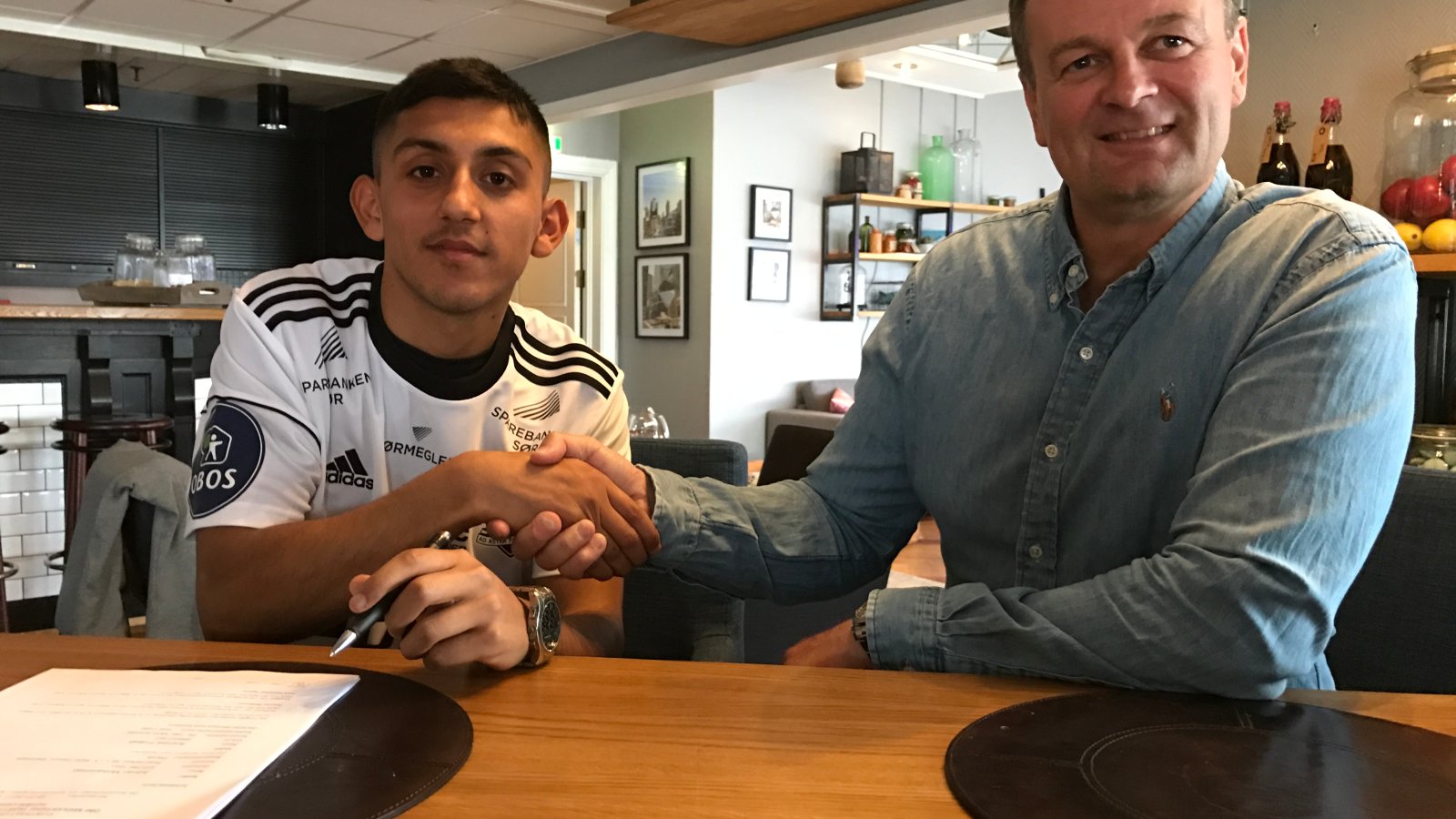 Geir Fone ønsker Adnan Mohammad velkommen til Arendal Fotball.