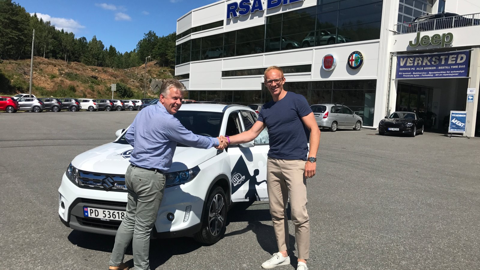 Péter Wiik-Kovács gratuleres av Øyvind Torjesen hos RSA Bil med overtakelsen av hans nye Suzuki Vitara.