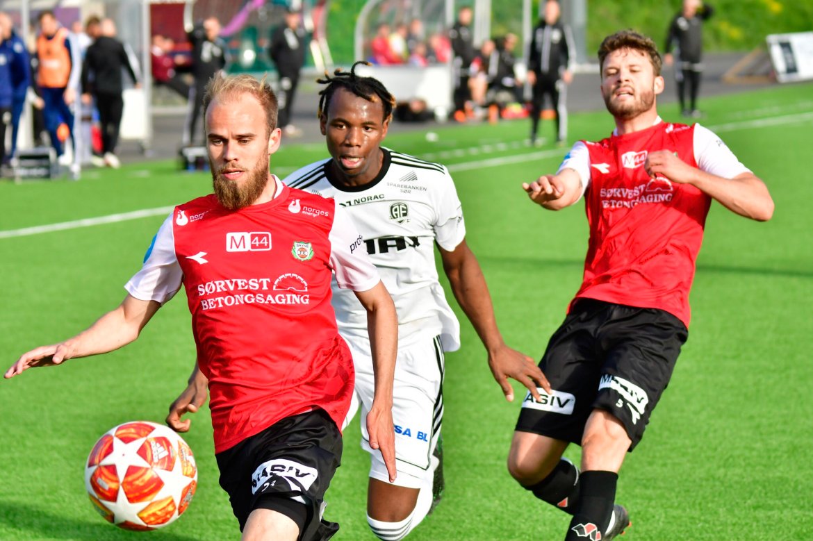 ALLTID PÅ JAKT: Vital Kaba skapte mange utfordringer for Bryne-forsvaret med sin fysikk og duellkraft. Her må to Bryne-forsvarere trå til for å hindre at kraftspissen får resultater.