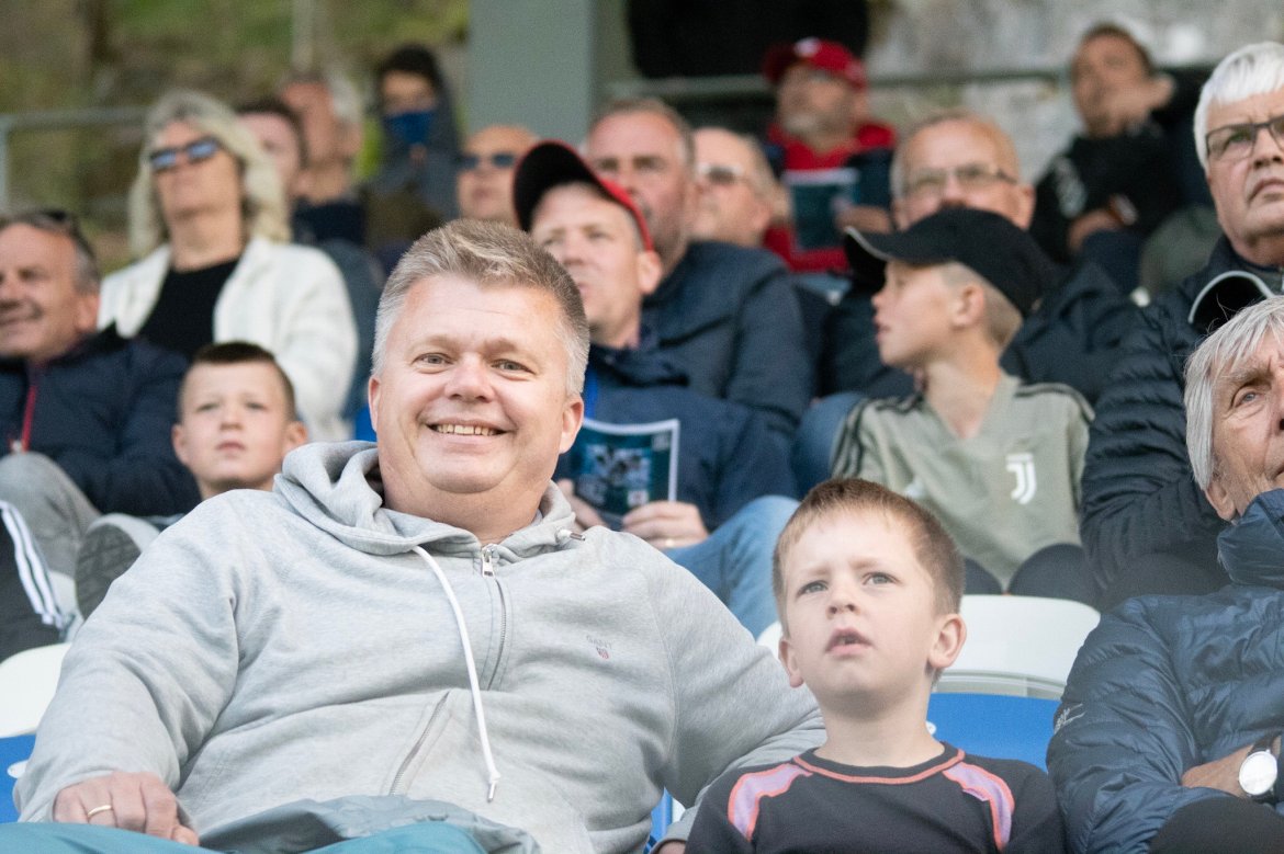 BREDE SMIL: Allerede før kampstart var det optimisme blant publikum på Norac stadion.
