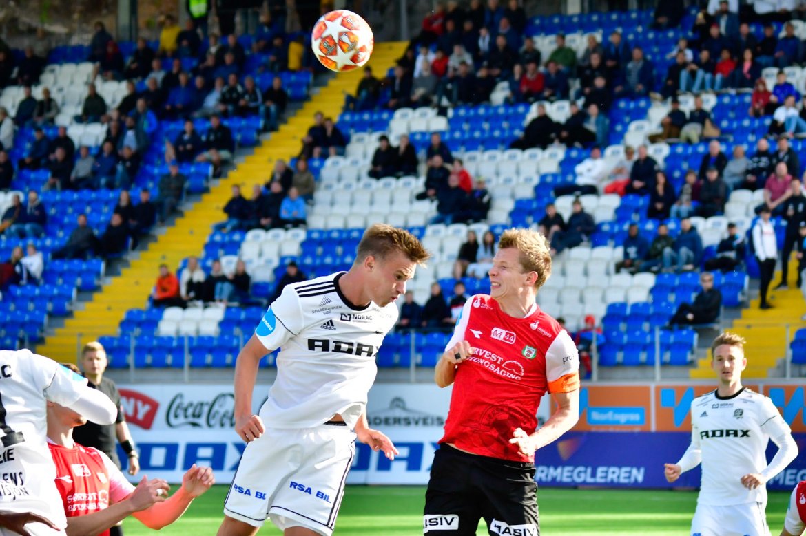 OVER: Conrad Wallem når ikke opp på denne ballen. I bakgrunnen følger Andreas Bruhn Christensen med.