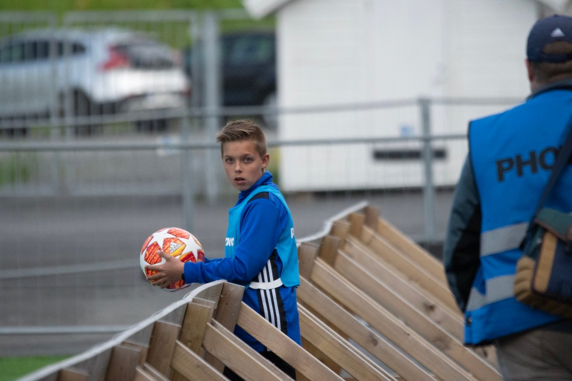 BALLGUTTER: Denne gangen var det Trauma som stilte med dyktige ballgutter som bidro til å holde tempoet i kampen oppe.