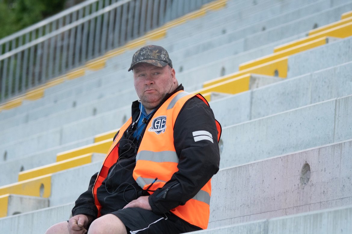 PÅ VAKT: Full kontroll på Norac stadion før kampstart.