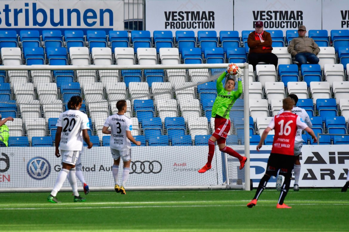 FULL KONTROLL: Arendal-keeper Leopold Wahlstedt ruvet i feltet.