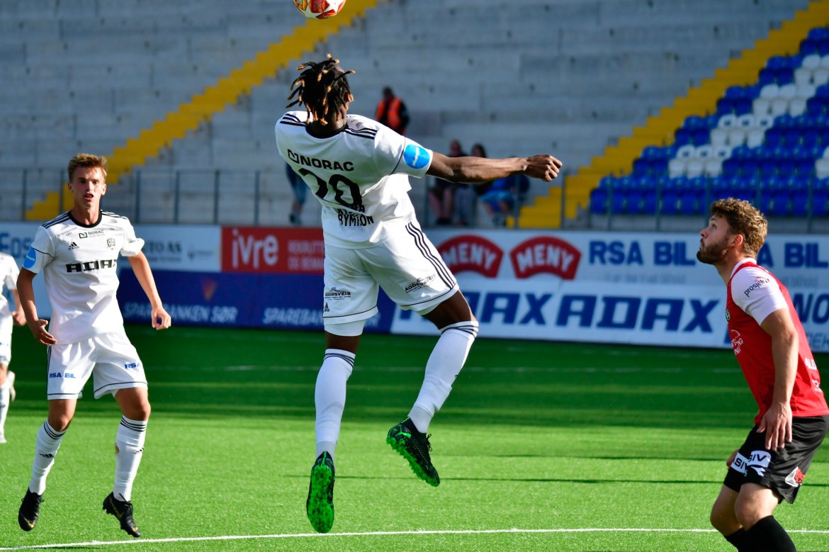 STILSTUDIE: Vital Kaba tar ned ballen mens Conrad Wallem følger nøye med.