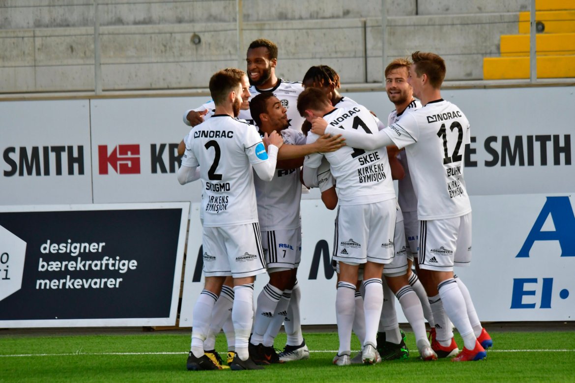 JUBEL: Lagkameratene omfavner Kim Kvaalen etter at midtbanespilleren har gitt Arendal 1-0. 