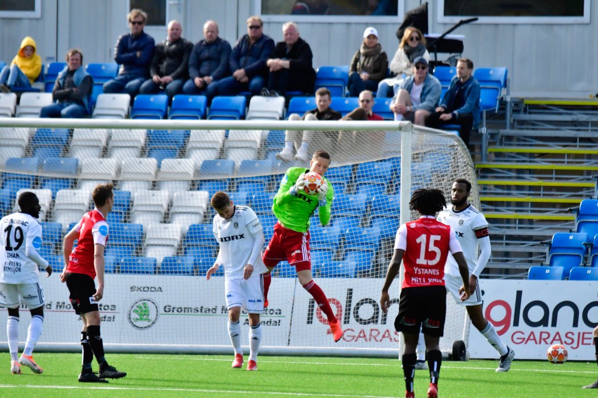 FULL KONTROLL: Leopold Wahlstedt fanger ballen uten at Bryne-spillerne kan gjøre noe med situasjonen.