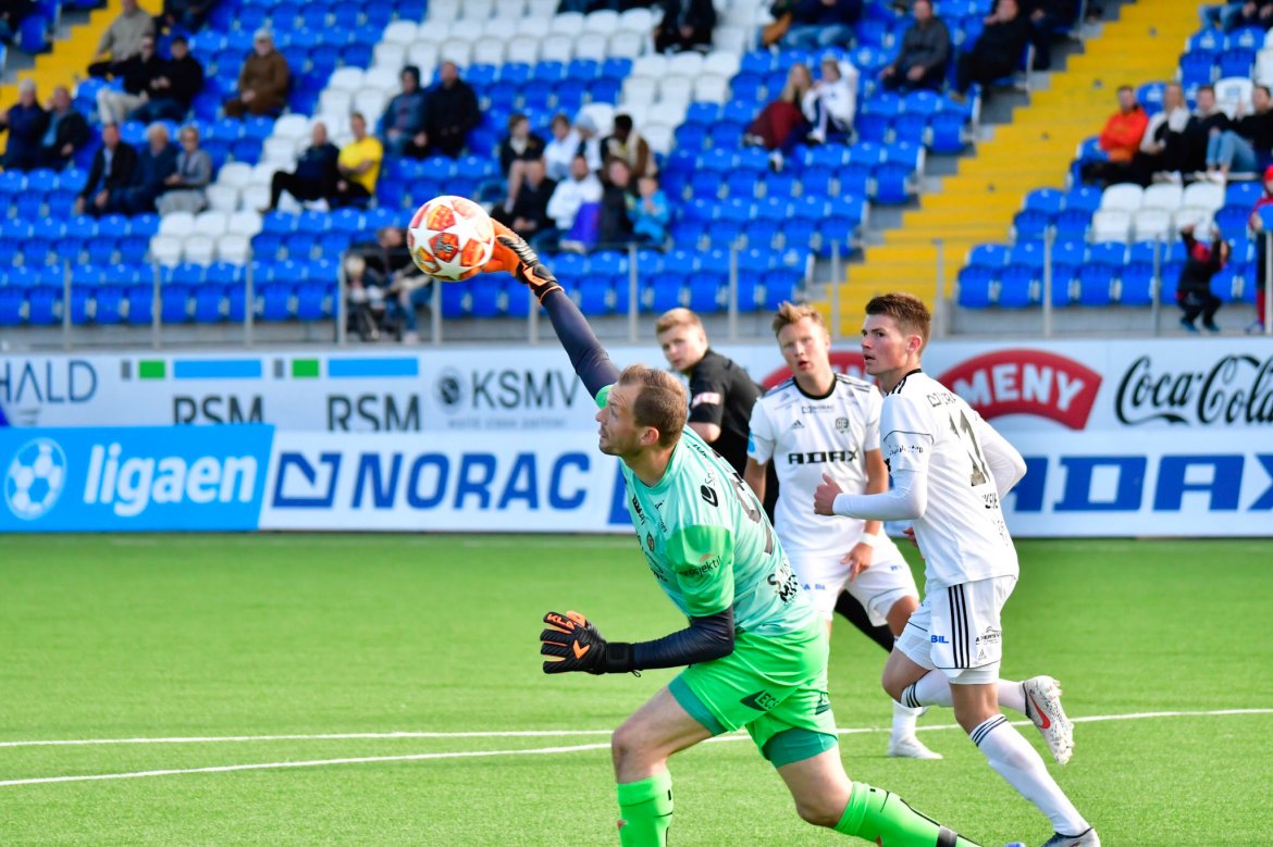 LANGE ARMER: Bryne-keeper Igor Spiridonov var bortelagets beste spiller og hindret et større tap. Her er det Markus Håbestad og Preben Skeie som må konstatere at sisteskansen har kontroll.