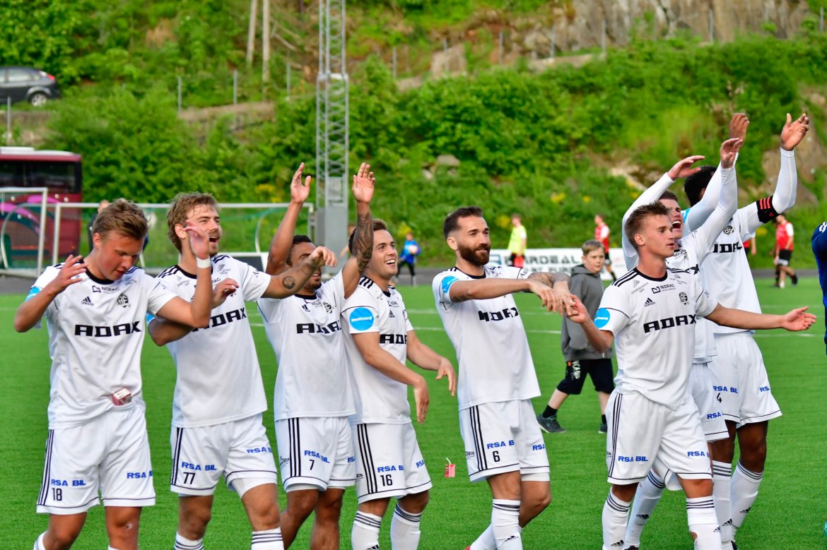 JUBEL OG TAKKNEMLIGHET: Spillerne takker Forza Arendal for hjelpen etter kampen. Fra venstre: Markus Håbestad, Mads Nørby Madsen, Ulrik Reinaldo Berglann, Kim Kvaalen, Avni Pepa, Conrad Wallem, Preben Skeie og Reiss Greenidge.
