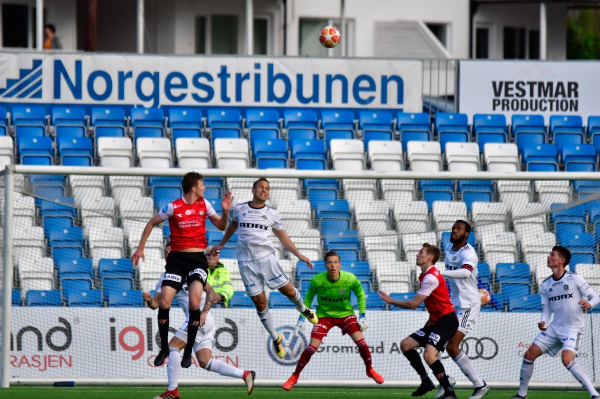 FULLT FOKUS: Dejan Corovic, Leopold Wahlstedt, Reiss Greendige og Preben Skeie gir alt for å holde unna i sluttminuttene.