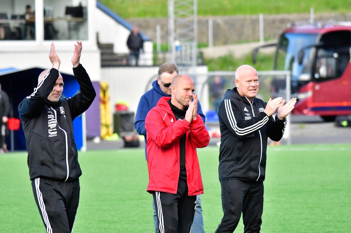TRENERTEAMET: Steinar Pedersen, Roger Risholt og Frank Bredal takker publikum.