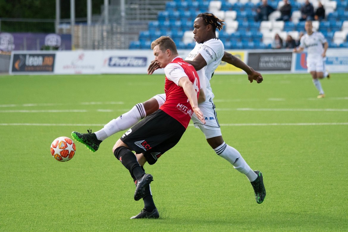 STREKKER SEG LENGST: Vital Kaba strekker seg litt lengre, denne gangen også.