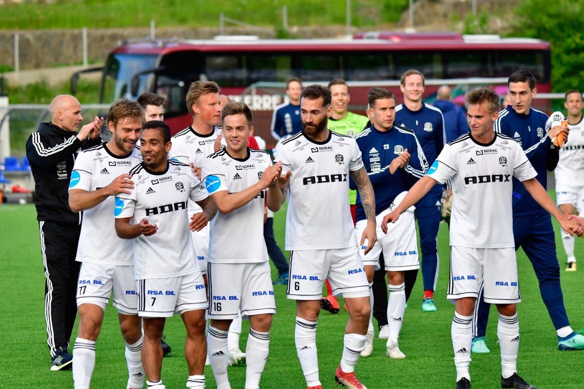 GOD STEMNING: Steinar Pedersen (til venstre) passer på at hele troppen blir med for å takke publikum etter kampen.