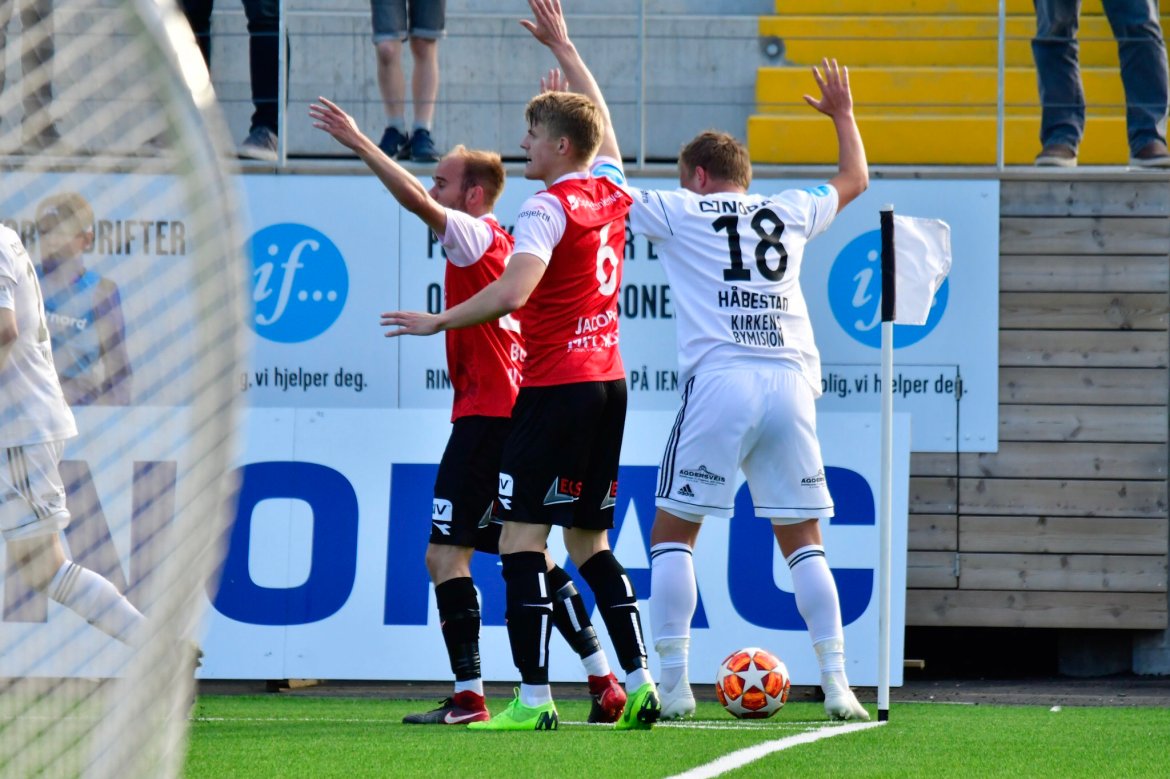 TAKTISK: Markus Håbestad forsøker å skjerme ballen og sikre et innkast for Arendal rett før slutt. Men dommeren ga Bryne-spillerne medhold i denne situasjonen.
