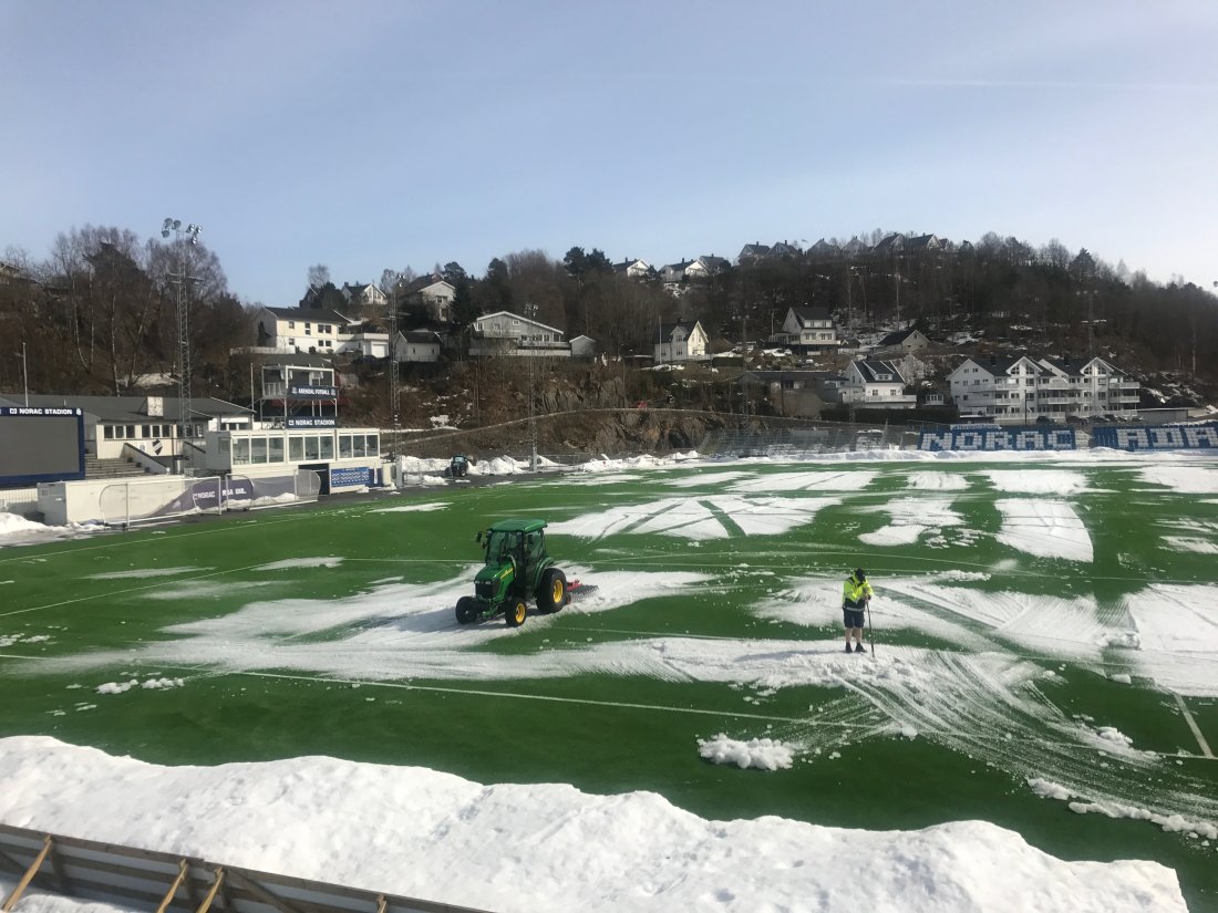 Snørydding på Norac stadion.