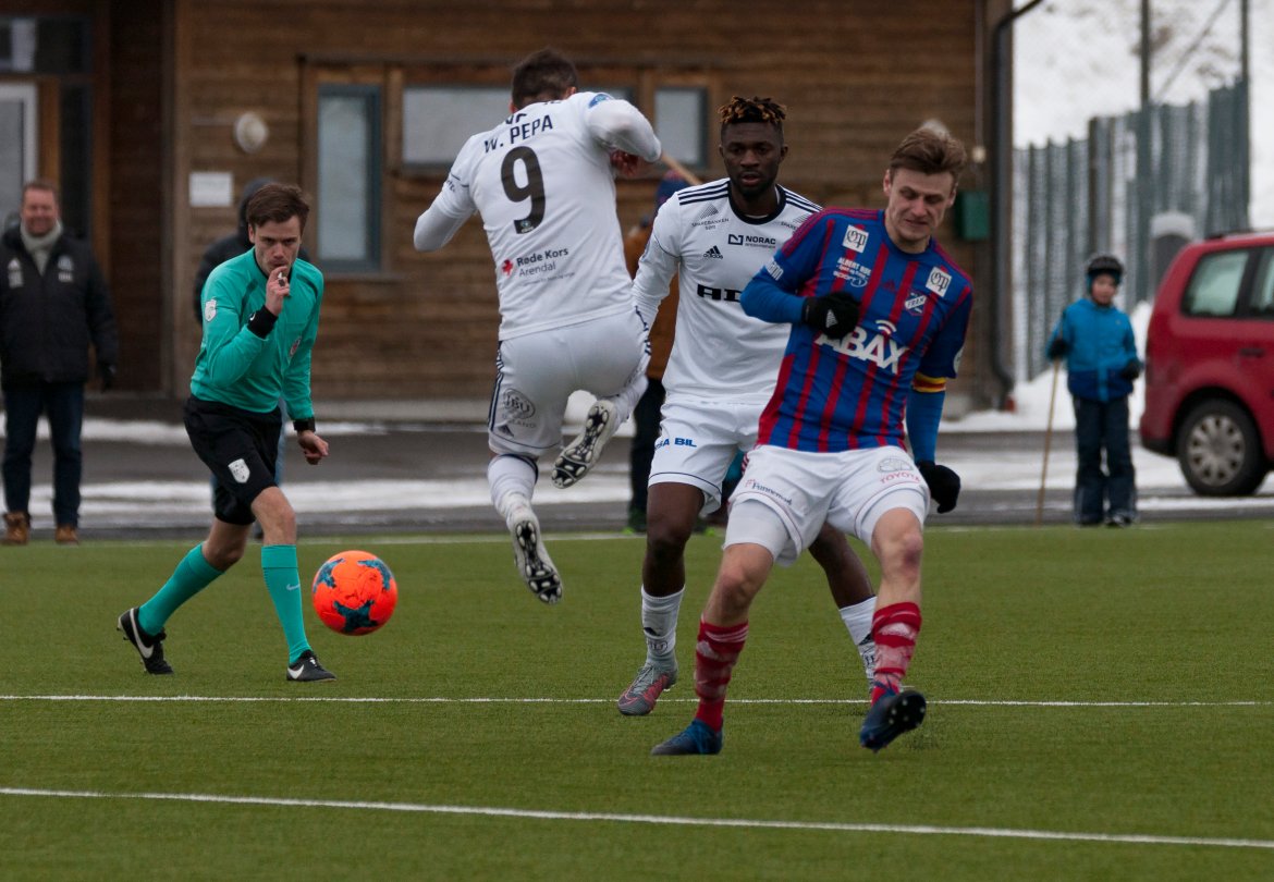 Wilhem Pepa får frispark.